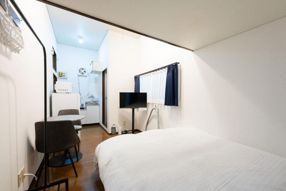 Bed, TV and multimedia, Bedroom