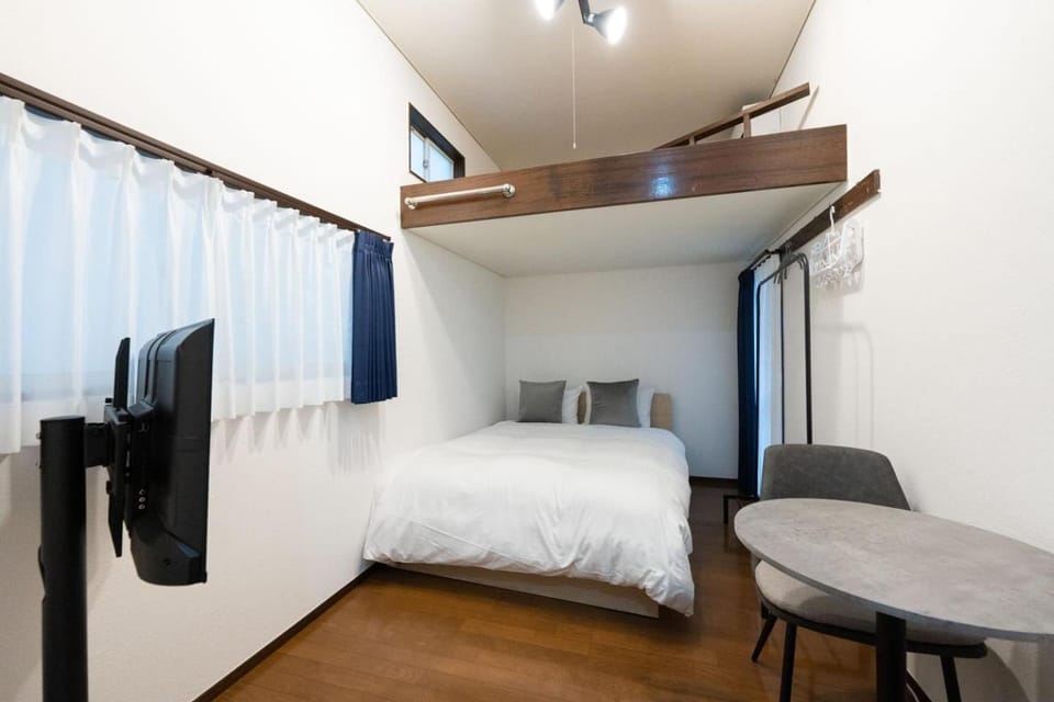 Bed, TV and multimedia, Seating area, Bedroom