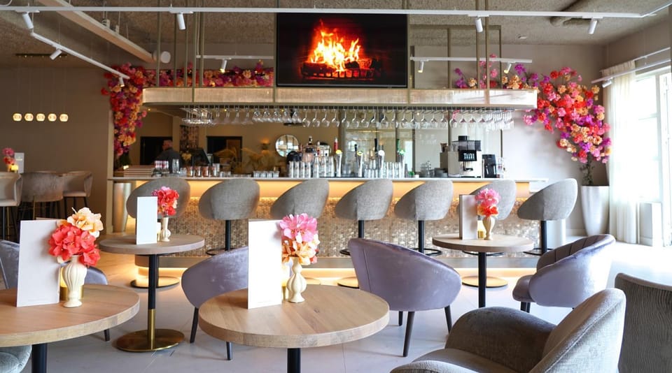 Restaurant/places to eat, Lounge or bar