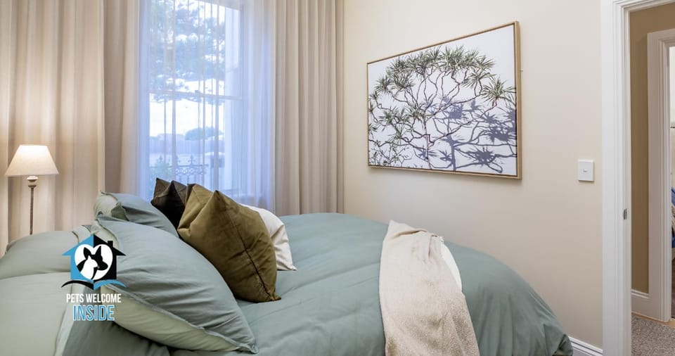 Bed, Bedroom, Street view