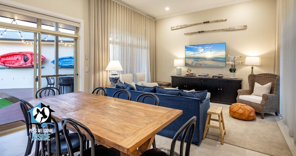 Communal lounge/ TV room, TV and multimedia, Seating area, Dining area, Family