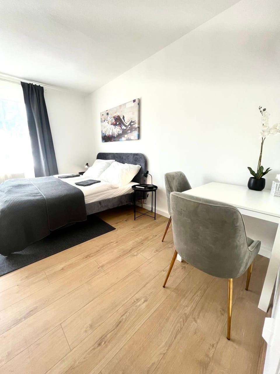 Bed, Photo of the whole room, Seating area, Dining area, Bedroom, hair dresser