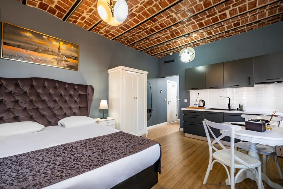 Bed, Seating area, Dining area