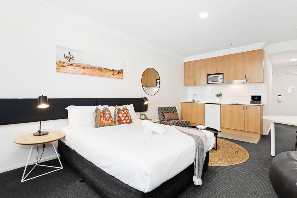 Bed, Kitchen or kitchenette, Photo of the whole room, Decorative detail
