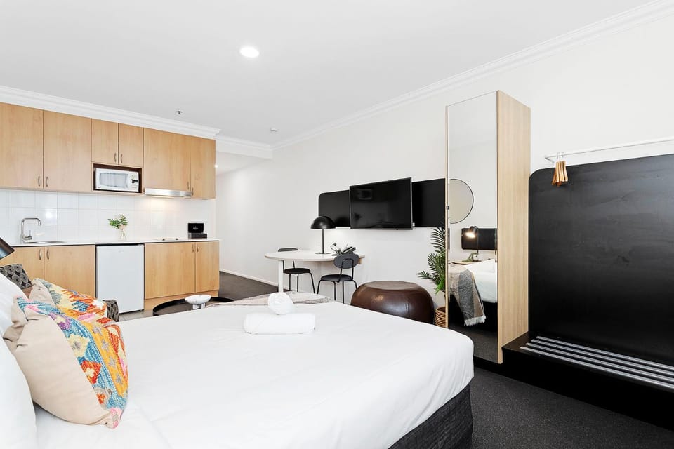 Bed, TV and multimedia, Kitchen or kitchenette, Photo of the whole room