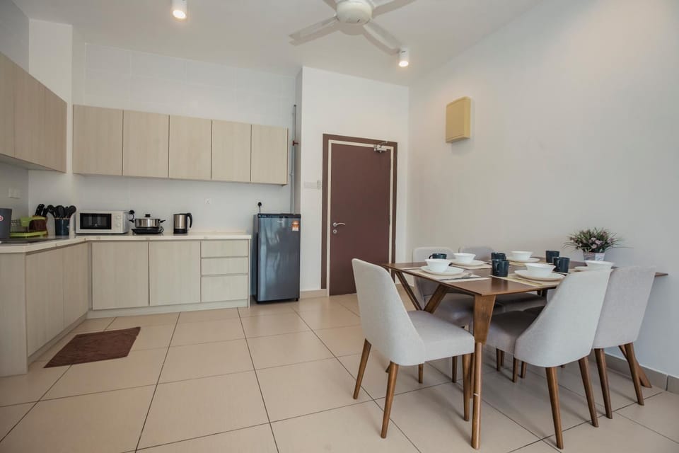 Kitchen or kitchenette, Dining area, fireplace, minibar