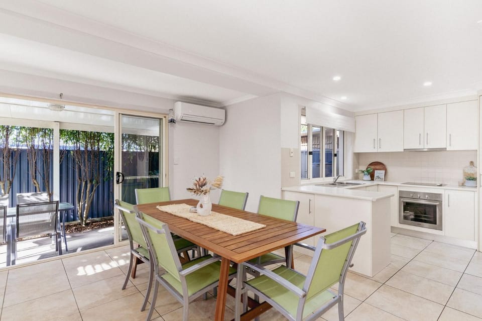 Kitchen or kitchenette, Dining area, oven, air conditioner