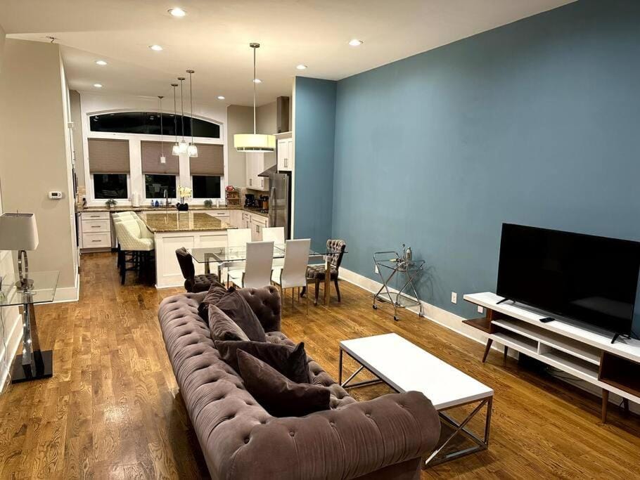 TV and multimedia, Living room, Seating area, Dining area