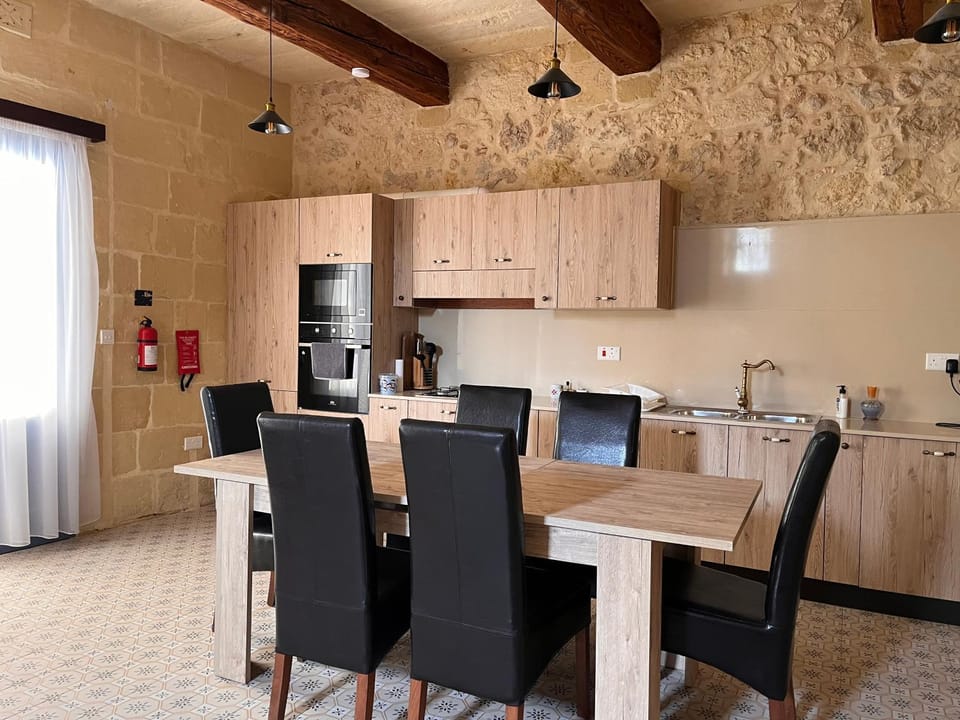 Kitchen or kitchenette, Dining area, minibar, pet friendly, stove, toaster