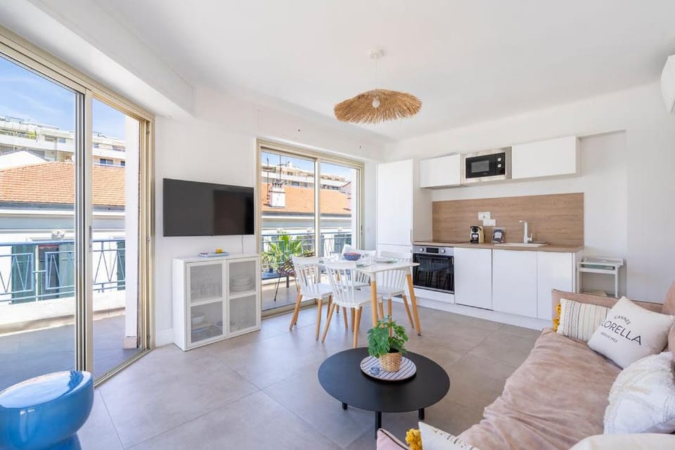 TV and multimedia, Balcony/Terrace, Kitchen or kitchenette, Living room, Photo of the whole room, Seating area, Dining area, air conditioner