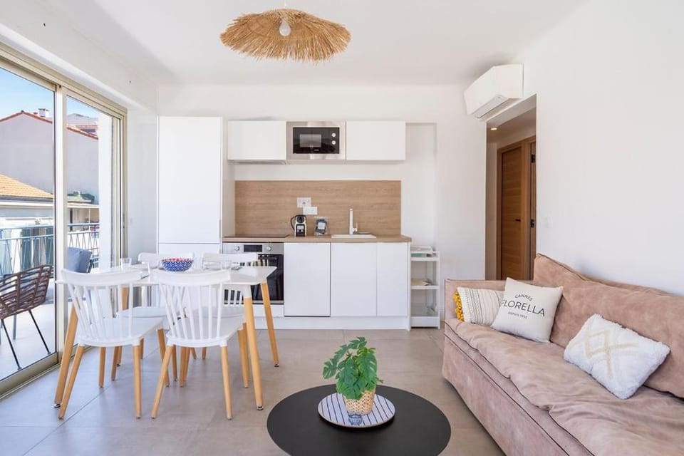 Balcony/Terrace, Kitchen or kitchenette, Living room, Seating area, Dining area, air conditioner