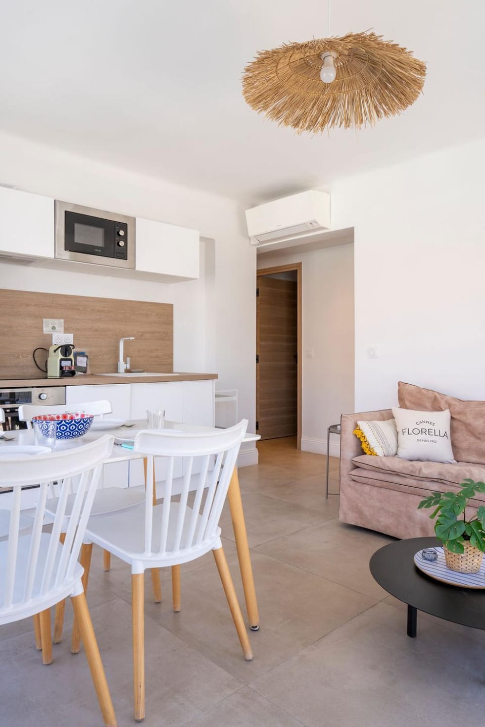 Kitchen or kitchenette, Living room, Seating area, Dining area, air conditioner