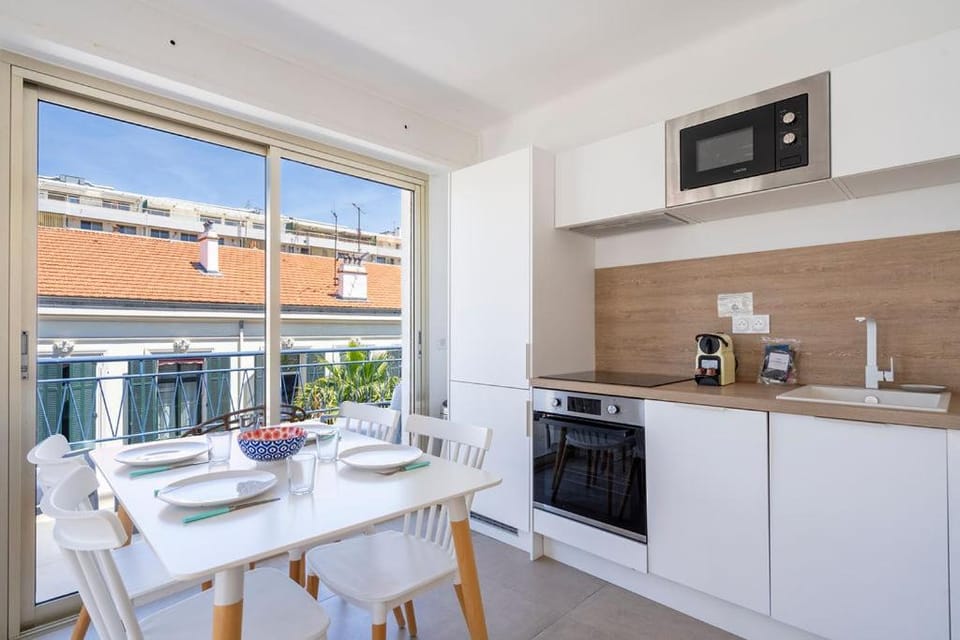 Coffee/tea facilities, Balcony/Terrace, Kitchen or kitchenette, Dining area, dishwasher, microwave, oven, stove