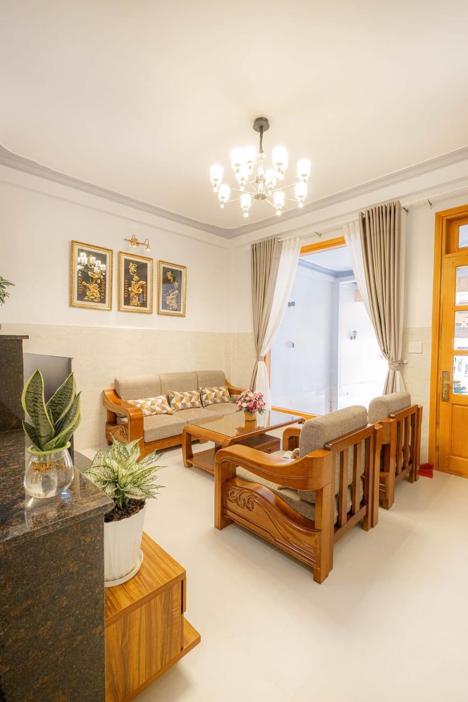 Living room, Guests, Guests, Guests, group of guests, group of guests, group of guests