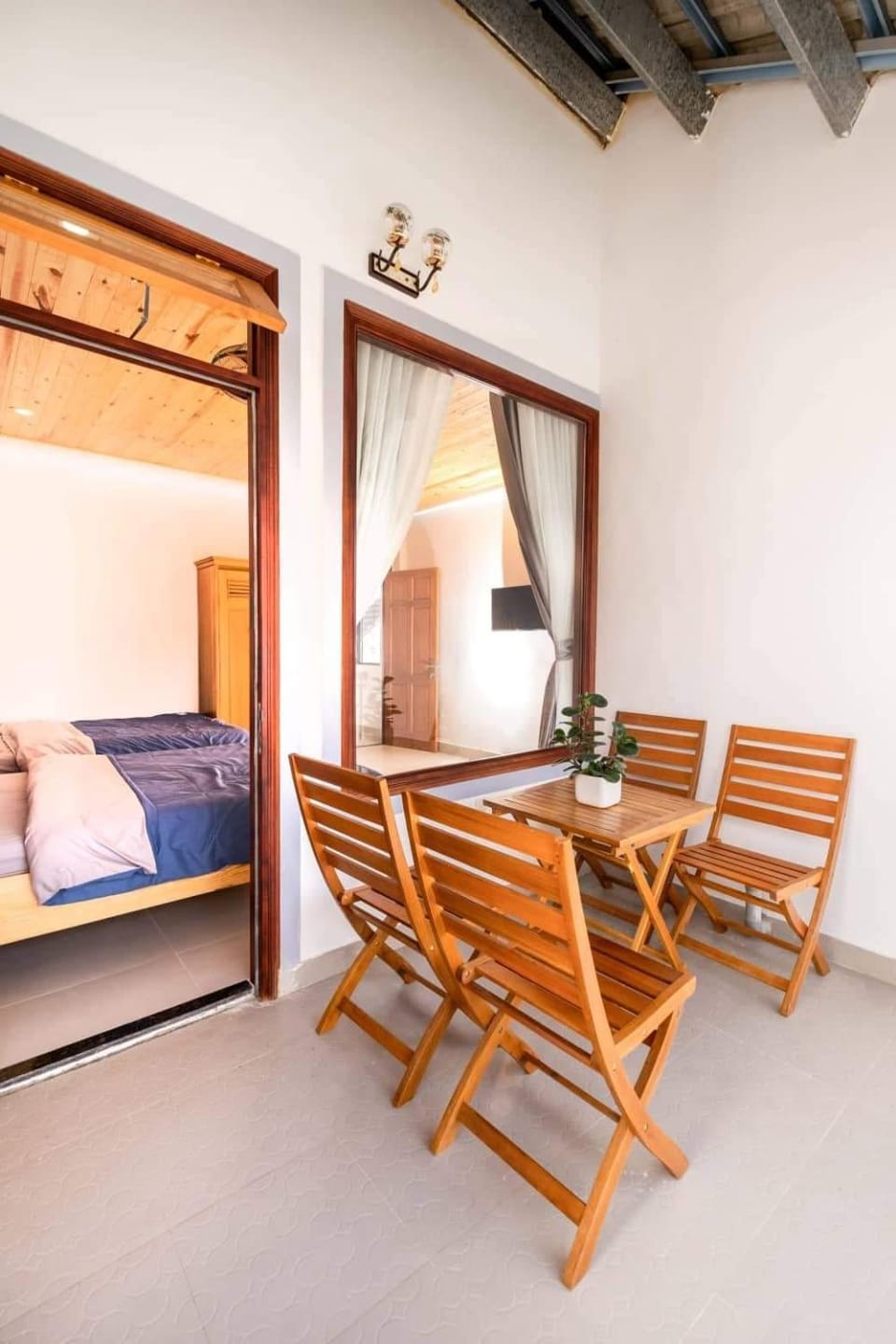 Bed, Photo of the whole room, Seating area, Dining area