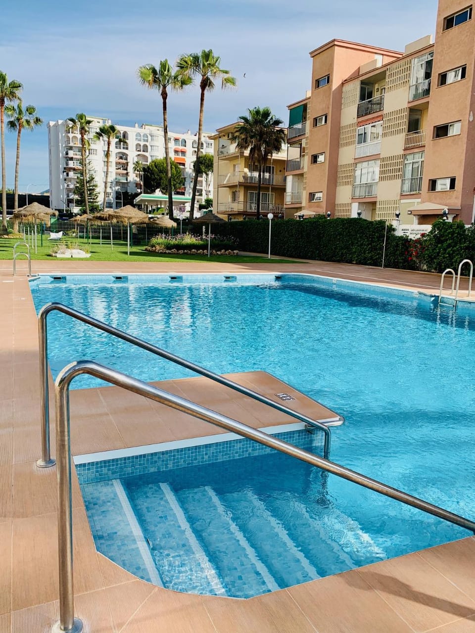 Day, Swimming pool, sunbed
