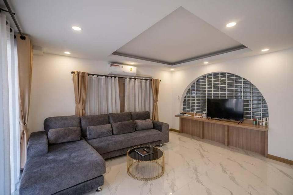 5BR PoolVilla On the Old City Moat ⁜Best Location⁜ Villa in Chiang Mai