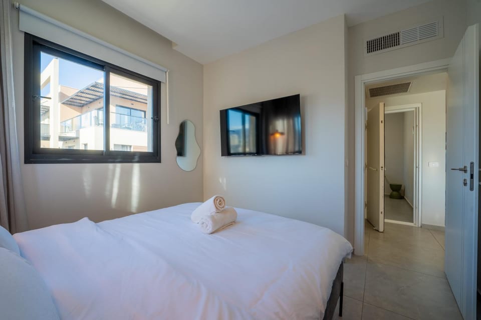 Bed, TV and multimedia, Photo of the whole room, Bedroom, towels