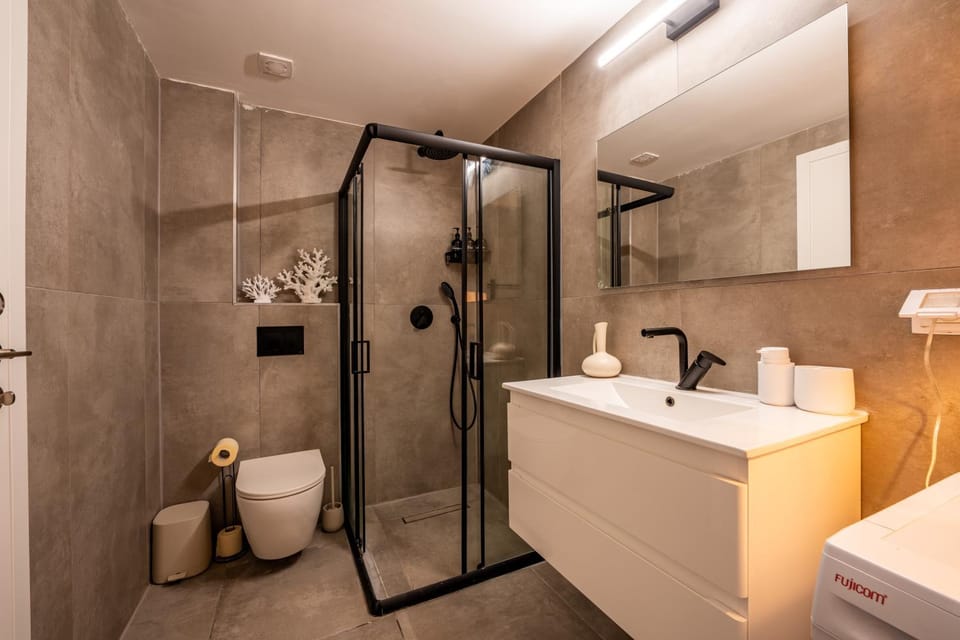 Shower, Toilet