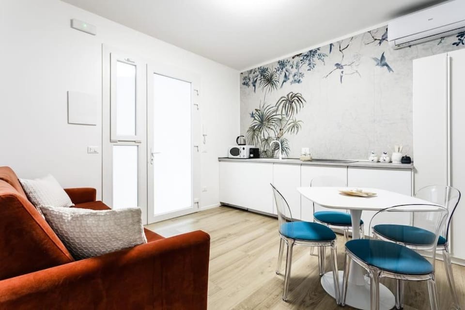 Kitchen or kitchenette, Living room, Seating area, Dining area