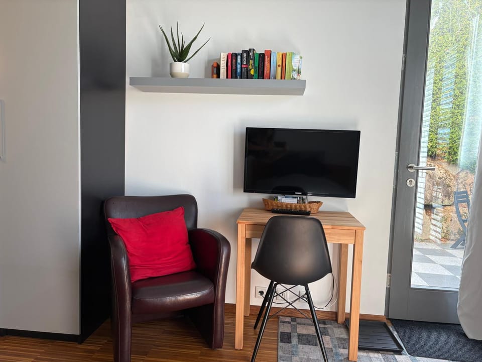 Library, TV and multimedia, Living room, Lounge or bar, Seating area, Evening entertainment