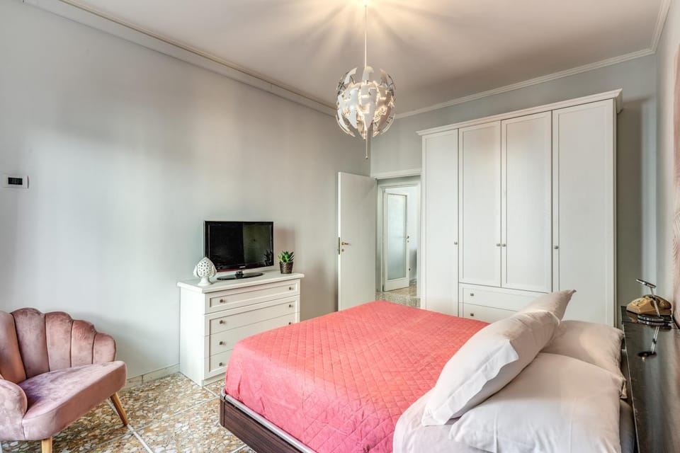 Bed, TV and multimedia, Bedroom, wardrobe