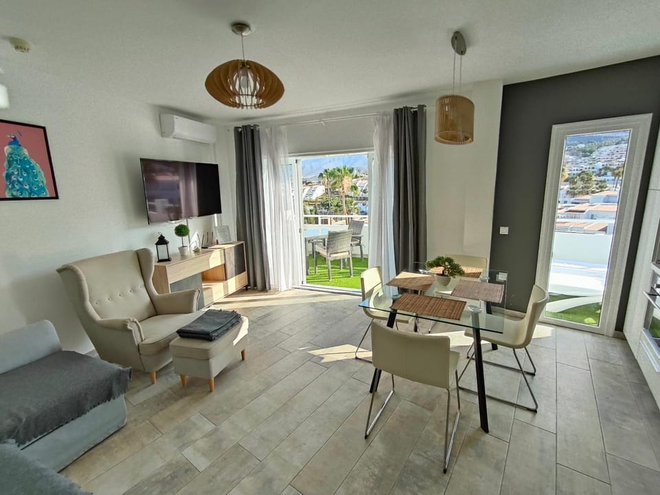 TV and multimedia, View (from property/room), Balcony/Terrace, Living room, Seating area, Dining area