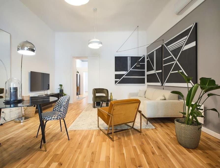 TV and multimedia, Living room, Seating area, Dining area, Evening entertainment