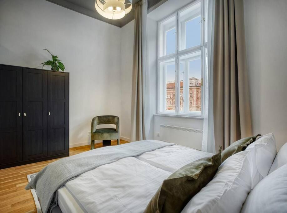 Bed, City view
