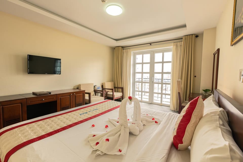 Bed, TV and multimedia, Bedroom
