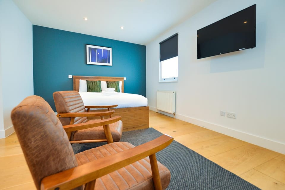 Bed, TV and multimedia, Bedroom