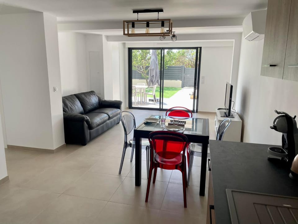Living room, Seating area, Dining area