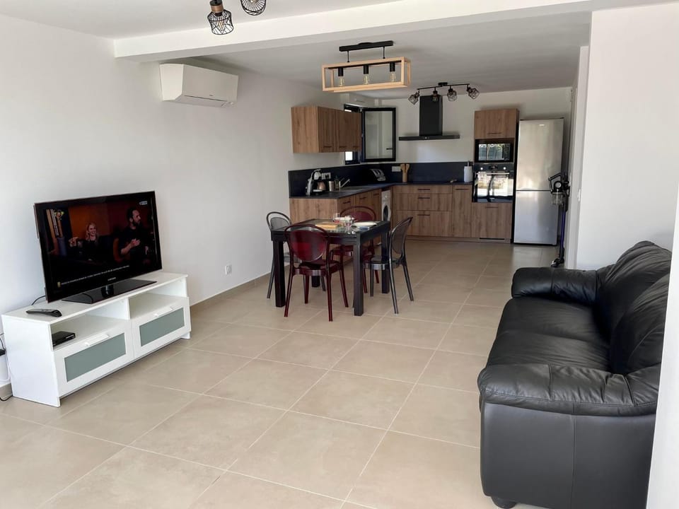 TV and multimedia, Living room, Dining area, air conditioner