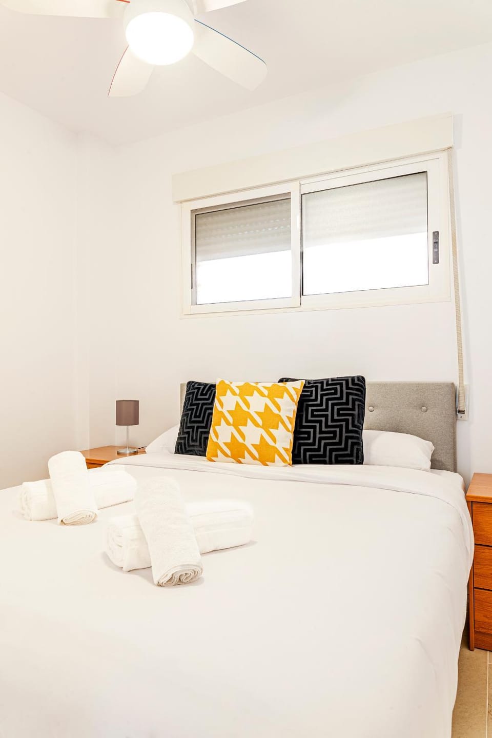 Bed, towels