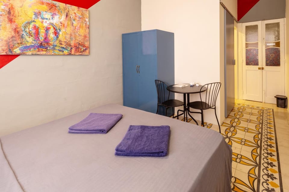 Double ensuite room in quiet and budget friendly townhouse Bed and Breakfast in Sliema