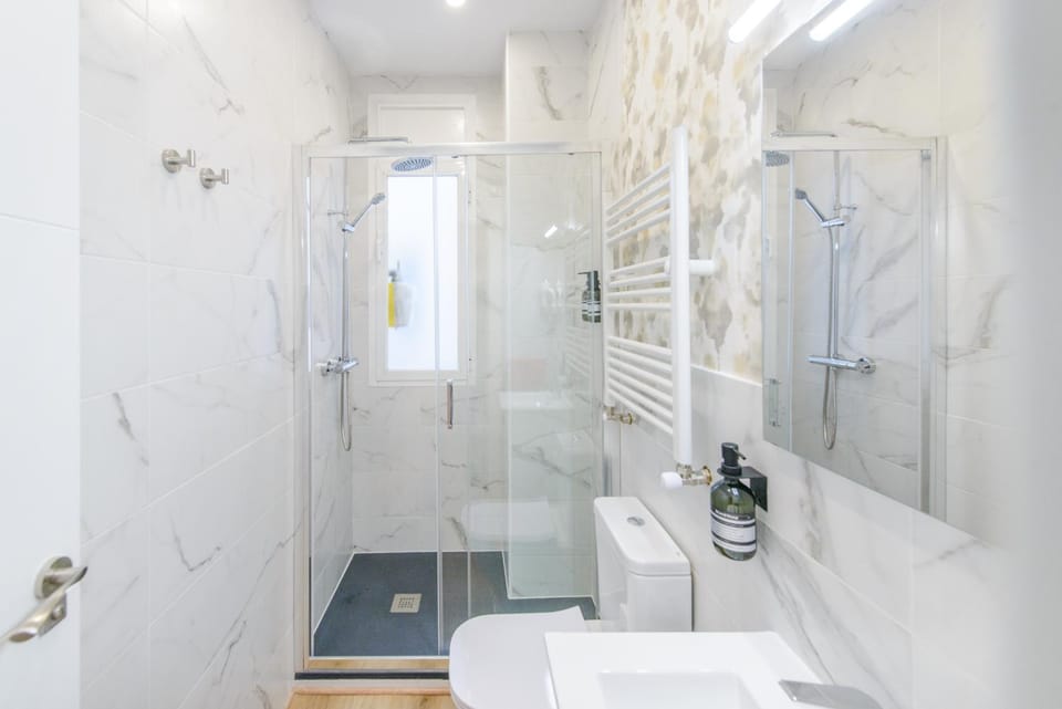 Shower, Toilet, Bathroom, towels