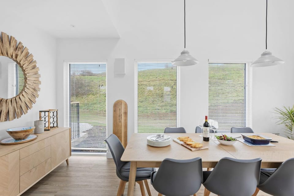Seating area, Dining area