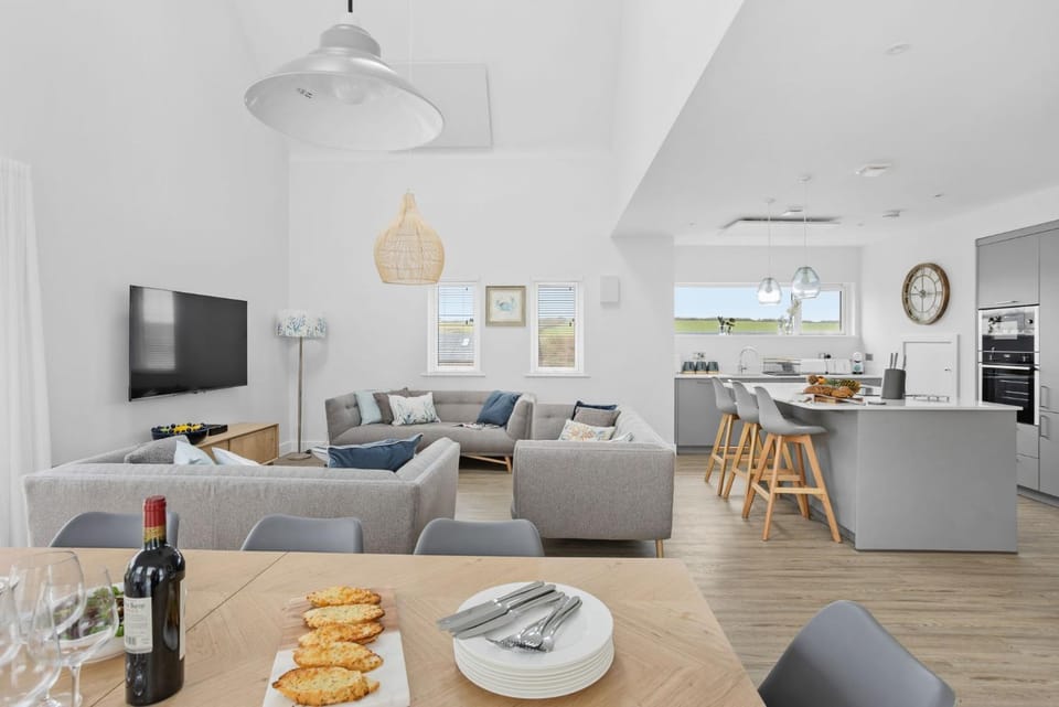 TV and multimedia, Kitchen or kitchenette, Living room, Seating area, Dining area