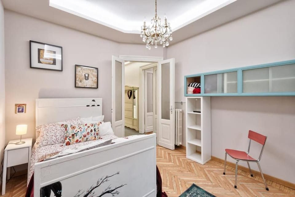 Photo of the whole room, Bedroom