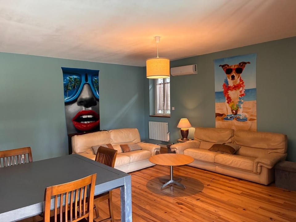 Living room, Seating area