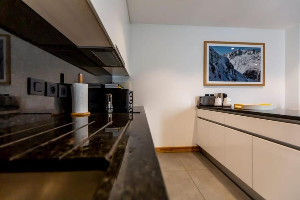 Kitchen or kitchenette, minibar, stove