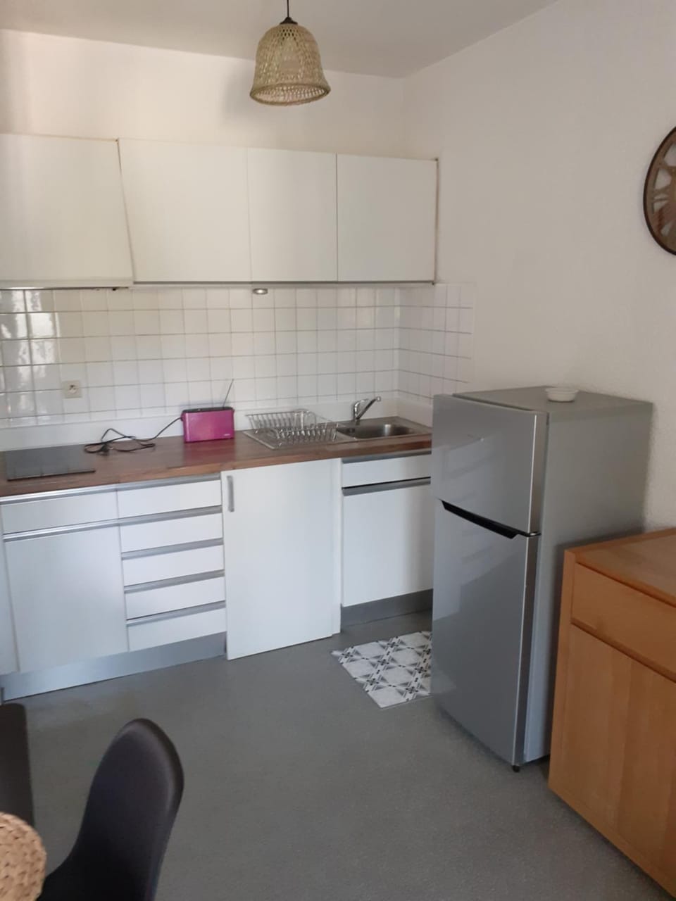 Kitchen or kitchenette, minibar, stove
