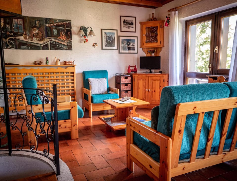 Communal lounge/ TV room, TV and multimedia, Living room, Seating area, Evening entertainment