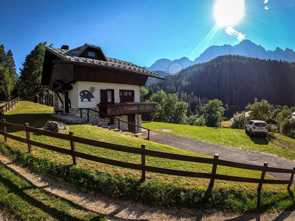 Property building, Day, Neighbourhood, Natural landscape, Mountain view, Parking