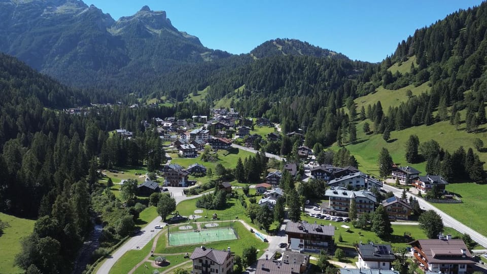 Property building, Nearby landmark, Day, Neighbourhood, Natural landscape, Bird's eye view, Mountain view, Street view
