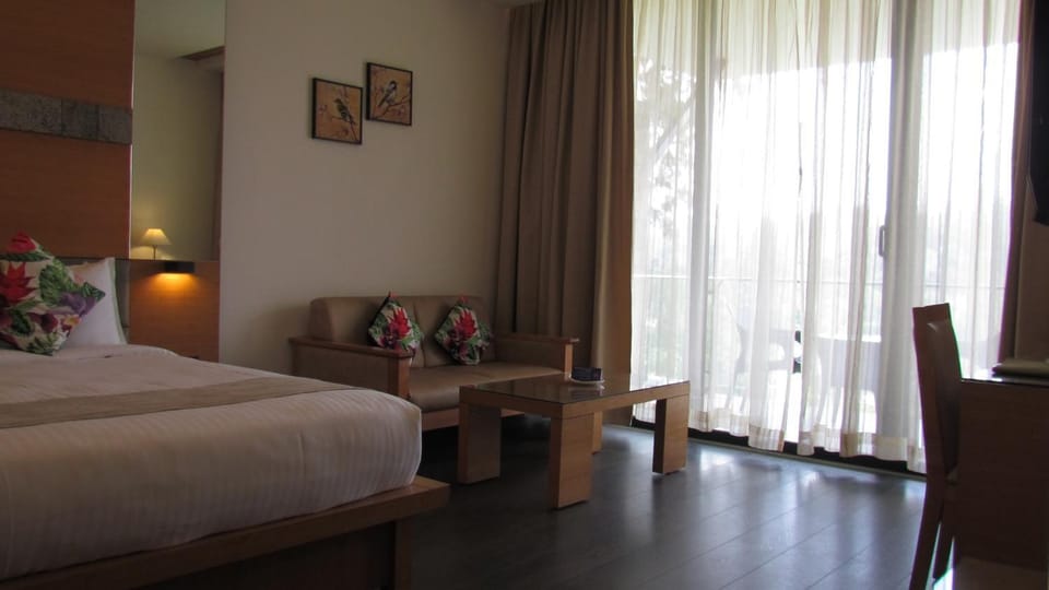 Bed, Photo of the whole room, Seating area