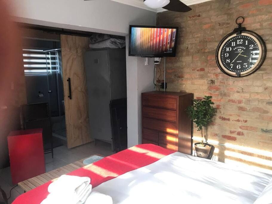 Red Lotus Studio Pta East-No Loadshedding Apartment in Pretoria