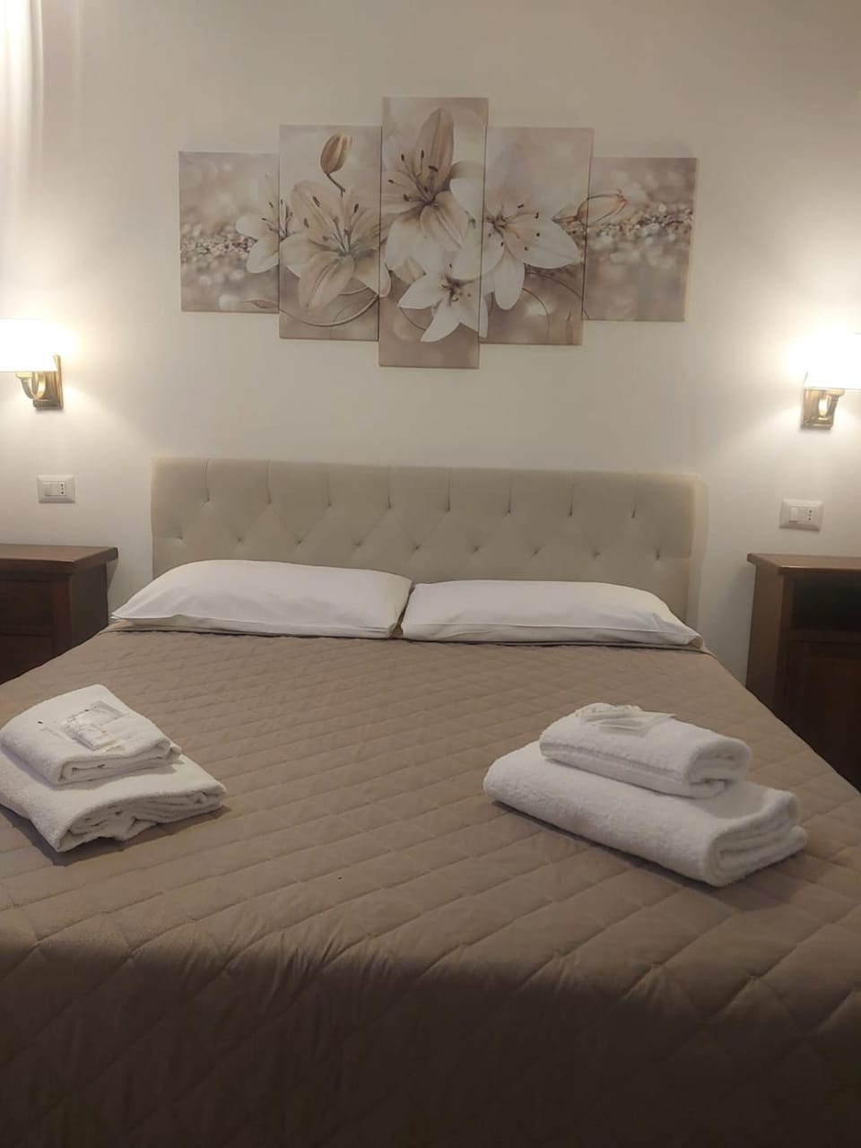 Photo of the whole room, towels
