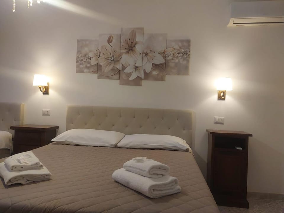 Photo of the whole room, towels, air conditioner