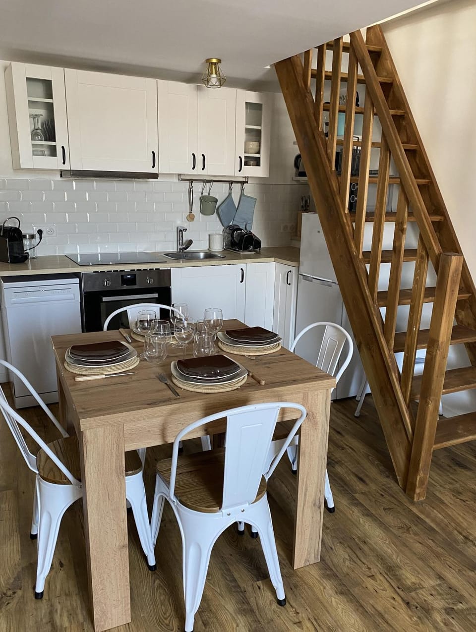 Kitchen or kitchenette, Dining area